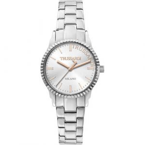Orologio solo tempo donna Trussardi R2453144506 della collezione T-Bent. Cassa del diametro di 32mm in acciaio lucido e vetro minerale. Orologio con bracciale in metallo di colore argento e chiusura deployment con pulsanti. Modello con movimento al quarzo