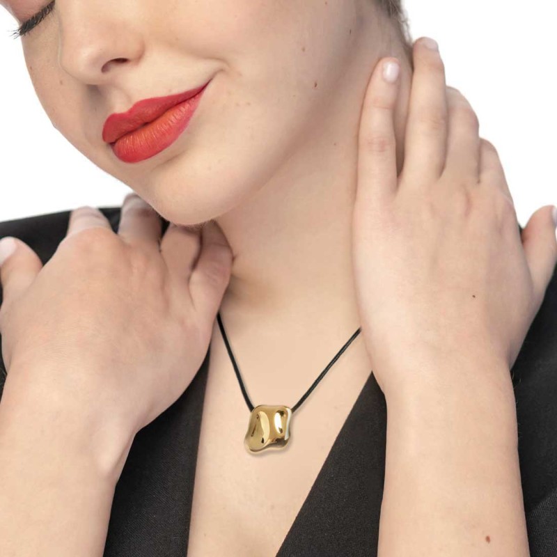 collana-cordino-con-pendente-quadrato-irregolare-martellato-1