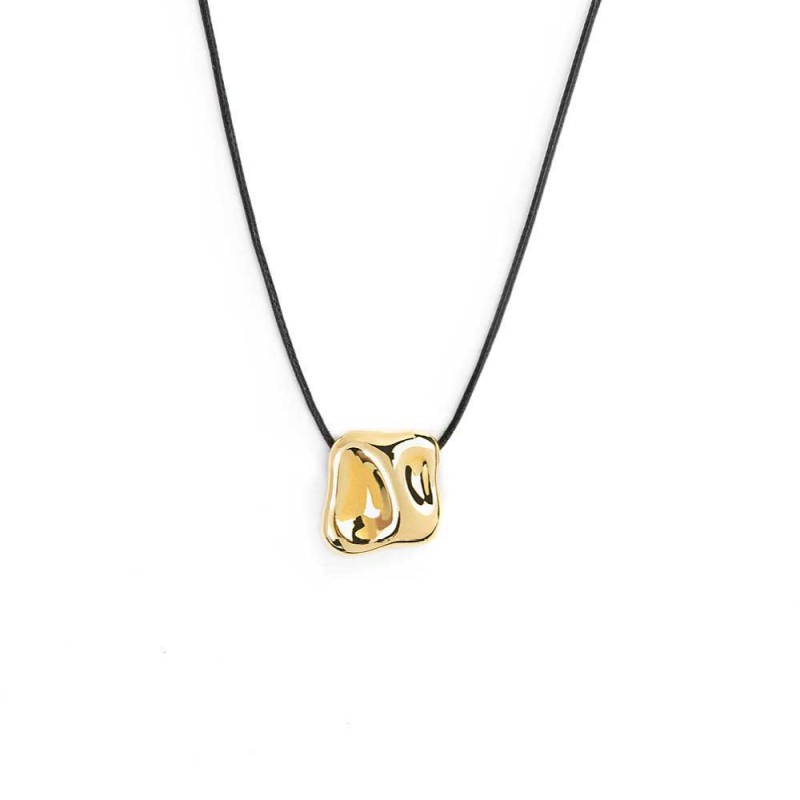 collana-cordino-con-pendente-quadrato-irregolare-martellato